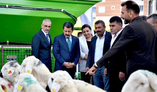 Kırşehir’de üreticiye güçlü destek: Koç ve ekipmanlar üreticilere teslim edildi