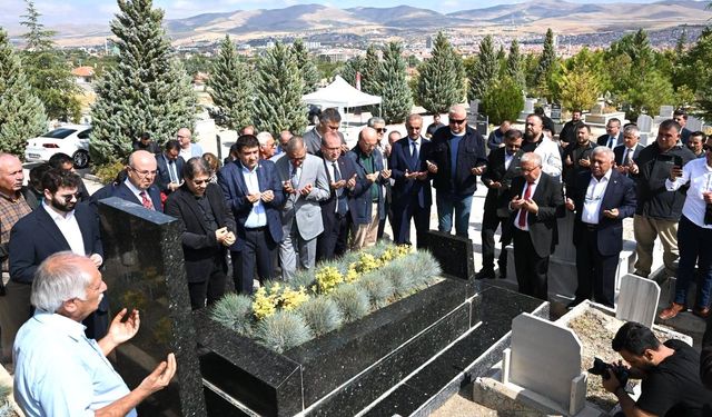 Neşet Ertaş’ın kabri başında anıldı