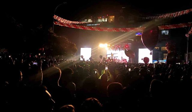 Ece Seçkin ve Poizi’den 50 Bin Kişilik Dev Konser!