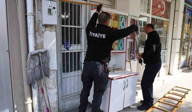 Kırşehir’de kepenkte mahsur kalan kedi itfaiye ekiplerince kurtarıldı