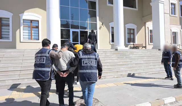 KIRŞEHİR ‘DE BANKA KARTI OPERASYONU: 3 ŞÜPHELİ TUTUKLANDI