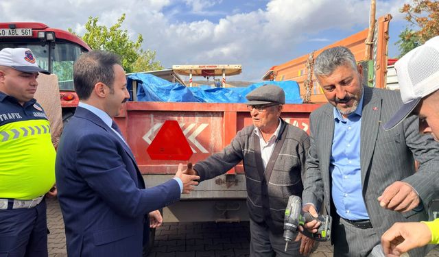Çiçekdağı’nda traktörlere reflektör ayarı verildi!