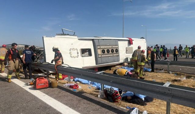 Otoyolda Katliam Gibi Kaza: Otobüs İle Tır Çarpıştı!