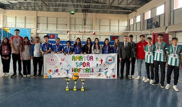 Çiçekdağı’nda heyecan tavan yaptı! Gençler voleybol turnuvasında fileye bastı