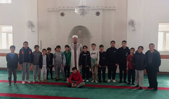 Çocuklar Kur’an kursunda hem öğreniyor hem eğleniyor