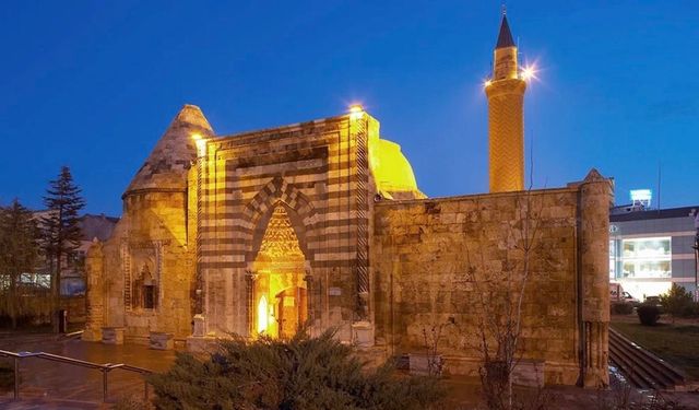 Türkiye’nin Gizli Cennetleri Listesinde Kırşehir’in Tarihi Mirası: Cacabey Medresesi