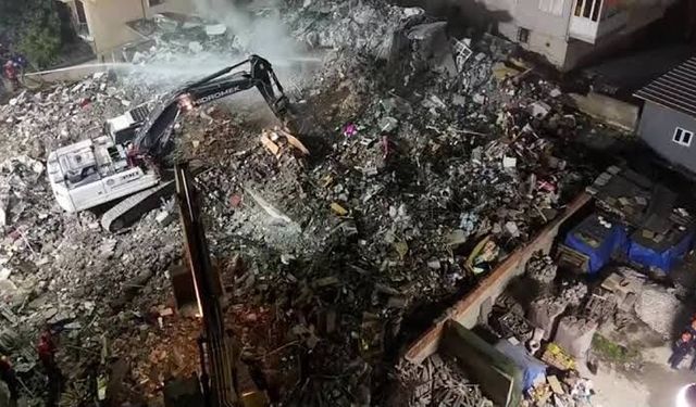 7 Katlı Bina Çöktü: 5 Kişi Hayatını Kaybetti, 8 Kişi Sağ Kurtarıldı
