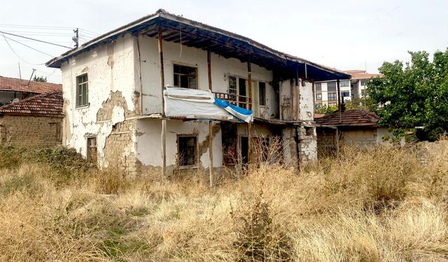 Kırşehir merkezinde tehlike saçan yapıya müdahale