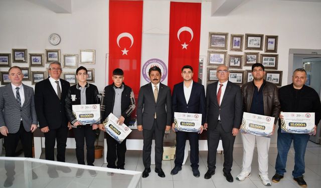 Kırşehir'de AHİ NEFESİ sevinci! Vali Demiryürek başarılı öğrenci ve öğretmenleri ödüllendirdi