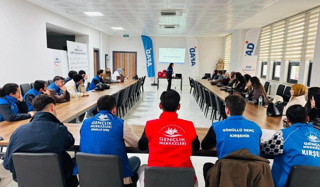 Kırşehir’de Cacabey Gençlik Merkezi Gönüllülerine Afet Eğitimi