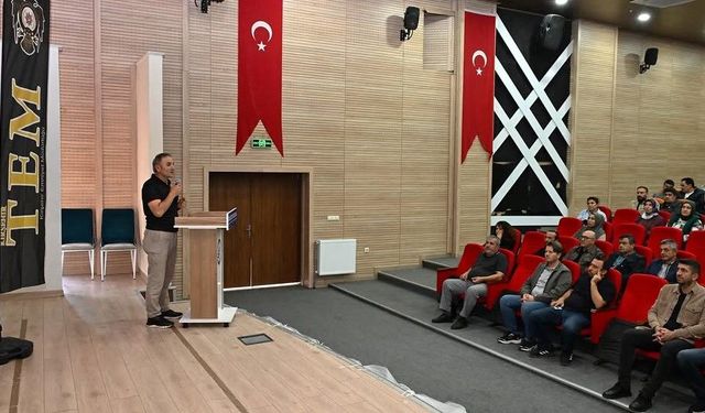Kırşehir’de ‘Gençlik Sizin Eseriniz Projesi’ ile 303 öğretmen bilinçlendirildi