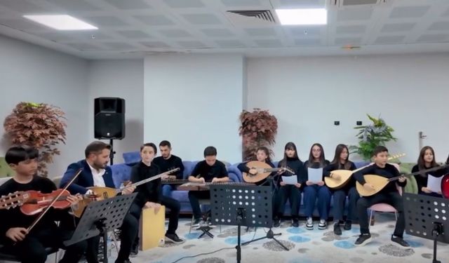 Kırşehir’de öğrencilerden yaşlı bakım merkezinde müzik dinletisi