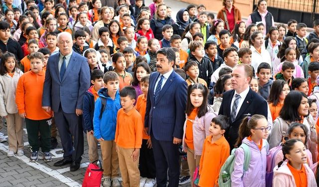 Kırşehir’de yeni haftaya bayrak coşkusuyla başlandı: Vali Demiryürek, öğrencilerle buluştu