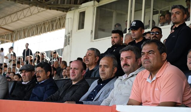 Vali Demiryürek, Kırşehir FSK maçını tribünden takip etti