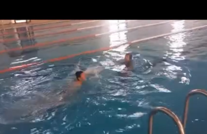 Minikler Bil Koleji havuzunda hünerlerini konuşturuyor!