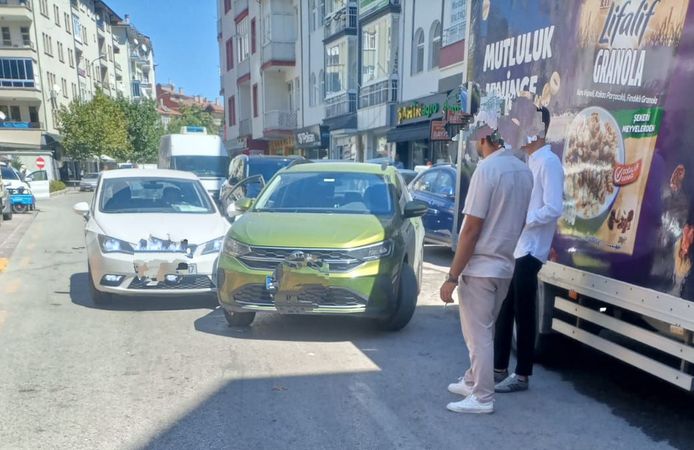 Ankara Caddesi’nde maddi hasarlı kaza