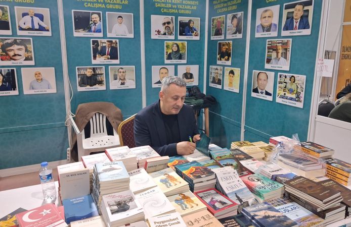 Kırşehir’in edebiyat yüzü Doç. Dr. Erbey, fuarı salladı