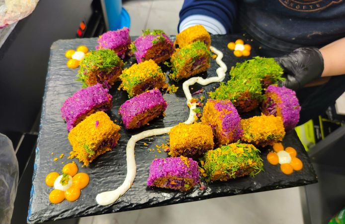 İlk anda balık sanılan suşi, müşterilerin beğenisini aldı!