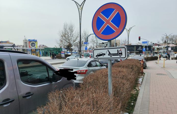 Kural Tanımazlık Pes Dedirtti: Yasak Tabelasının Gölgesinde Park Kuyruğu