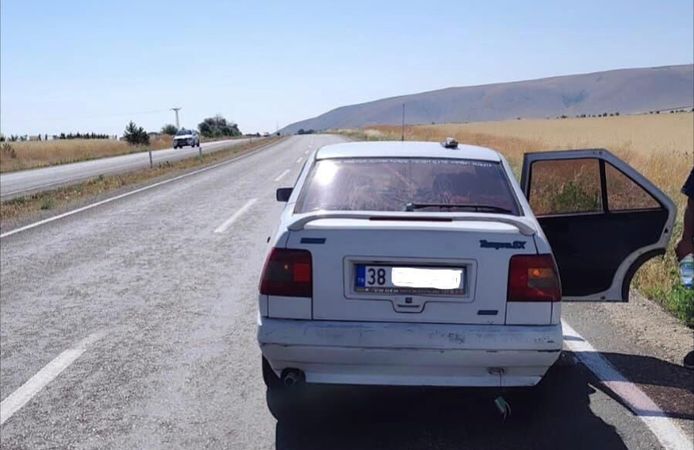 Yolda kalan sürücünün deposunu doldurup yolcu ettiler