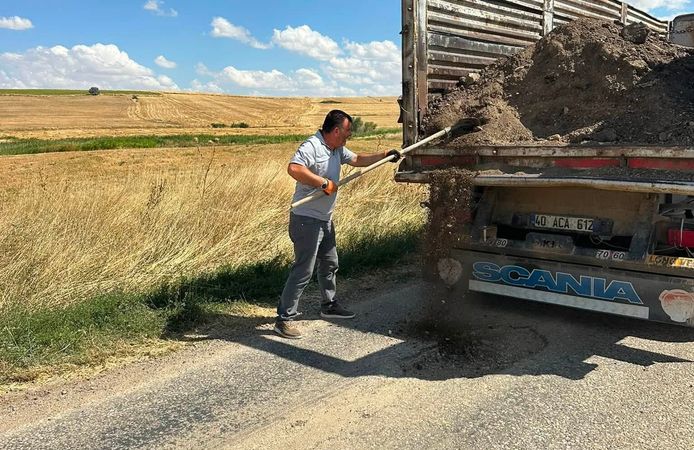 Köylüler kendi imkanlarıyla yol onardı: “Kalıcı çözüm istiyoruz”