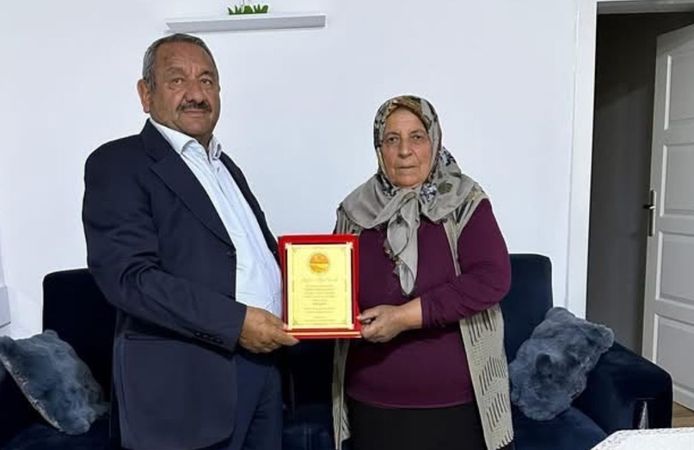 Kırşehir’de 40 yıllık muhtardan eşine anlamlı jest