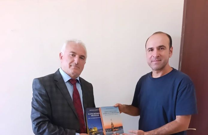 İlçe Milli Eğitim Müdüründen Başkan Yavuz’a İki Eser Hediye Edildi