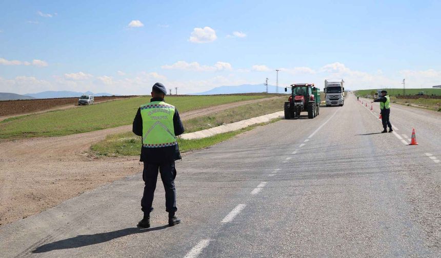 Trafikte cep telefonu kullanmaya izin yok!