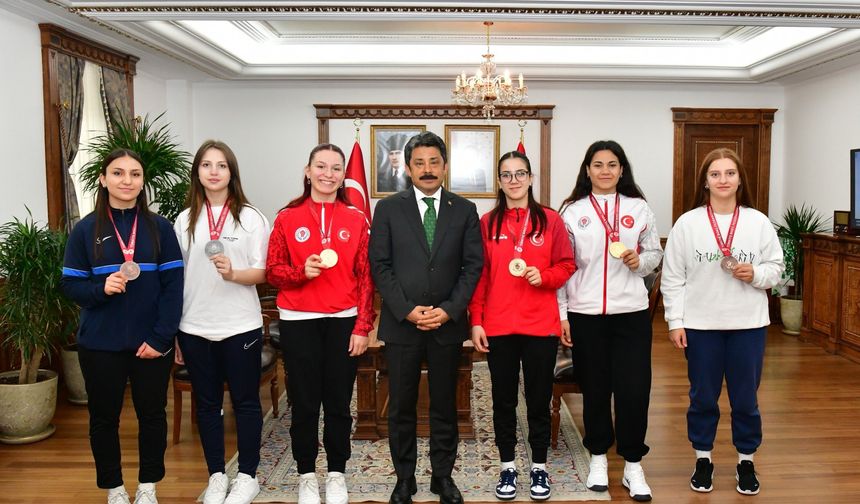 Kırşehir'de şampiyon gençler gurur kaynağı oldu!