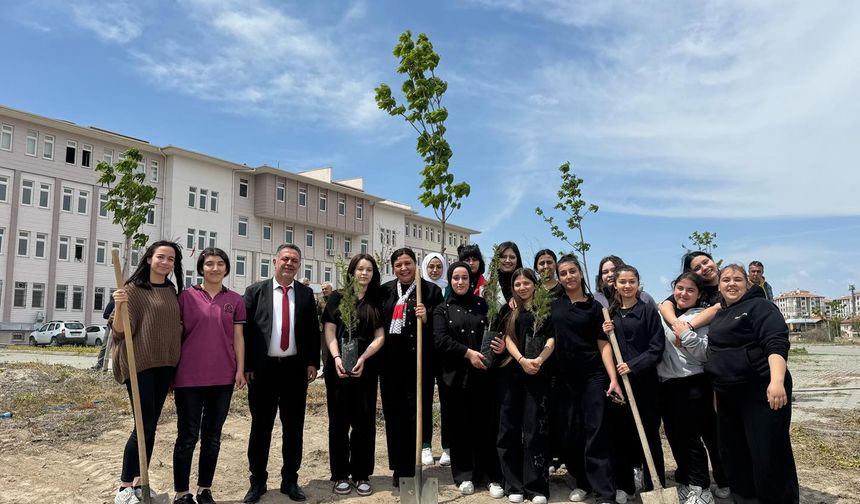 Kelimelerle değil, fidanlarla iz bırakıldı