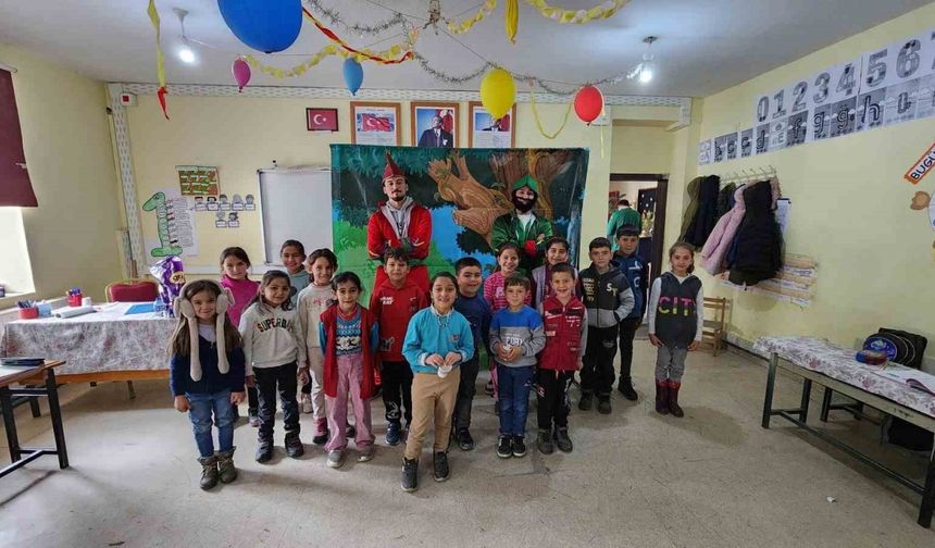 Karagöz ve Hacivat, köy okullarında çocuklarla buluşuyor