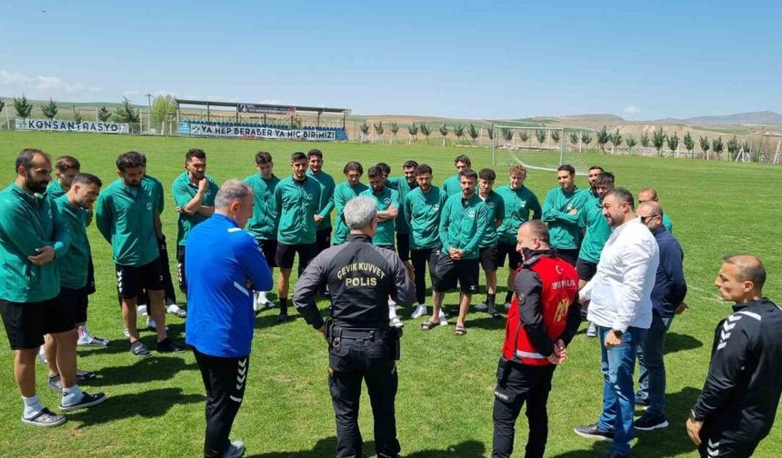 Kırşehir emniyetinden futbolculara tatlı ikramı