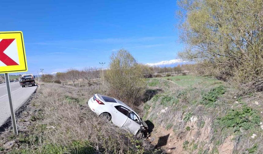 Konya’da otomobil dere yatağına uçtu: 2 yaralı