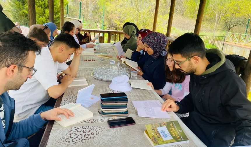 Gençler Kırşehir'in doğasında kitaplarla buluştu