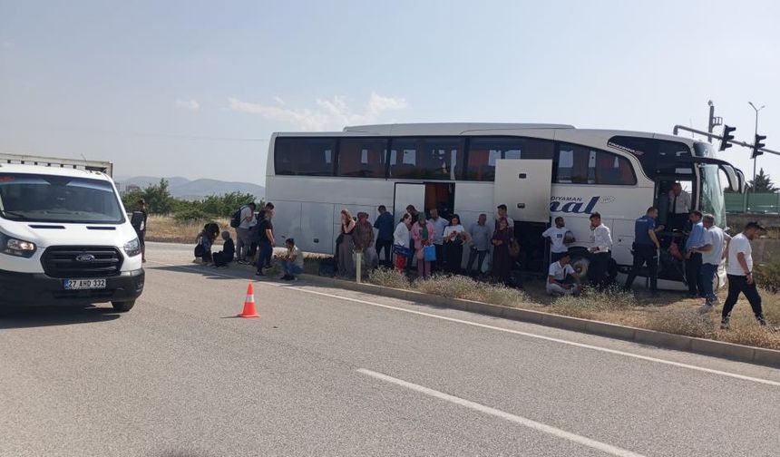 Yolcu otobüsü ile kamyonet çarpıştı: 1 yaralı