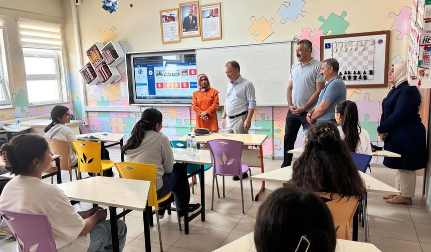 Müdür Gülşen sınıf sıralarında