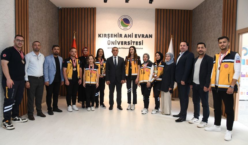 Rektör Karahocagil, başarılı öğrencileri ağırladı