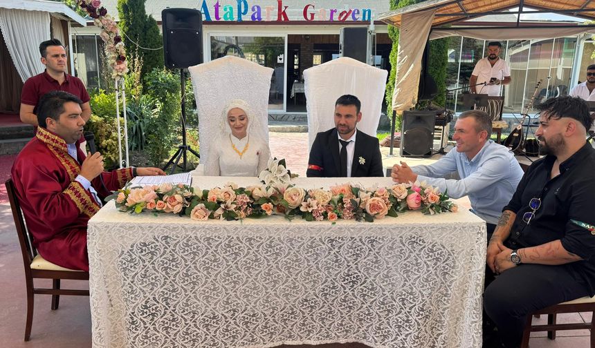 Başkan Demirci genç çiftin nikâhını kıydı!