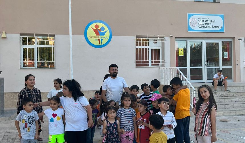 Mucur’da minik kalpleri ısıtan Fenomen Bakkalın tatlı sürprizi!