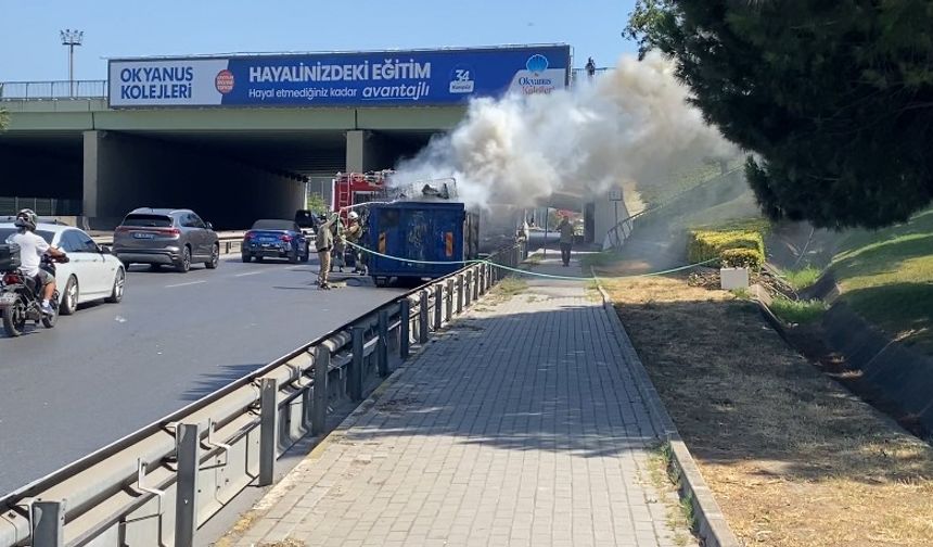 Kadıköy’de Seyir Halindeki Kamyonun Dorsesi Yandı