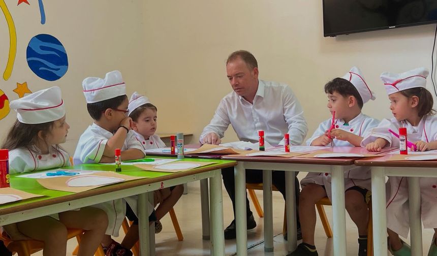 Gülşen, miniklerle yakından ilgilendi