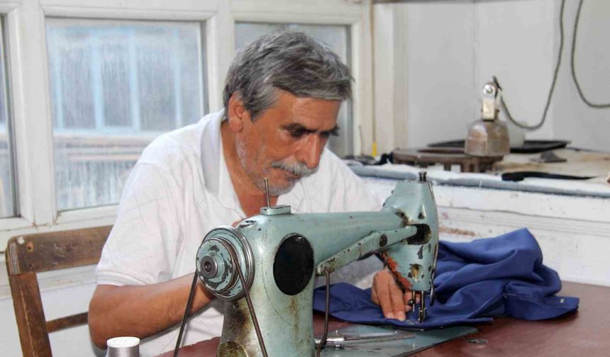 60 yıllık antika dikiş makinesiyle zamana meydan okuyan terzi