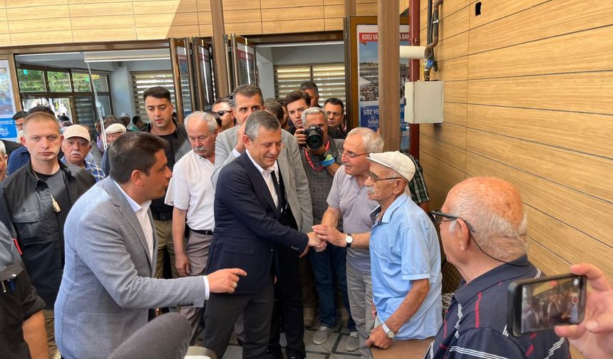 CHP Lideri Özel, emeklilerle bir araya geldi