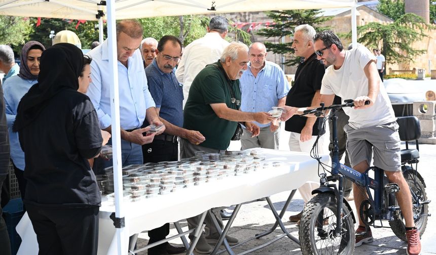 Kırşehir’de Cacabey Meydanı’nda şehitler ve Atatürk için helva dağıtıldı