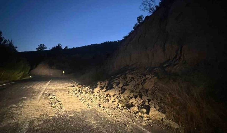 Toprak kaydı, yol kapandı
