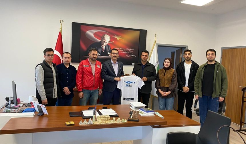 Dekan Urtekin’den TEKNOFEST 2025’te 4.lüğü Alan AHİHA Takımı’na tebrik