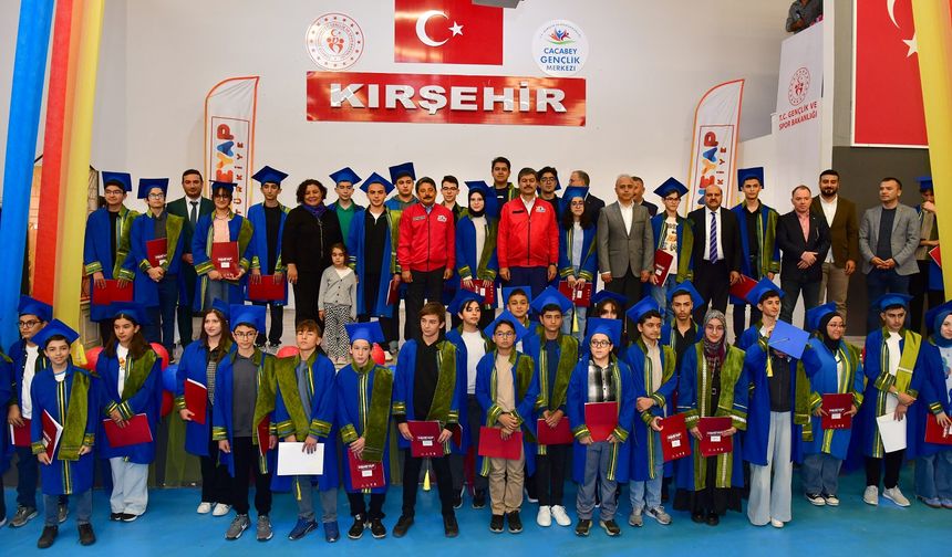 Kırşehir'den geleceğin teknoloji yıldızları yükseliyor! Gençler mezuniyet coşkusunu yaşadı