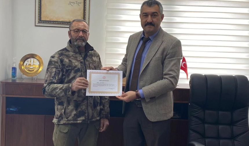 38 yıllık eğitimci Demir’e Hizmet Şeref Belgesi takdim edildi