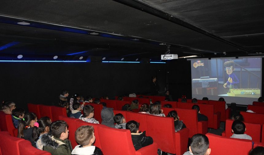 Çocuklar beyaz perde heyecanı yaşadı