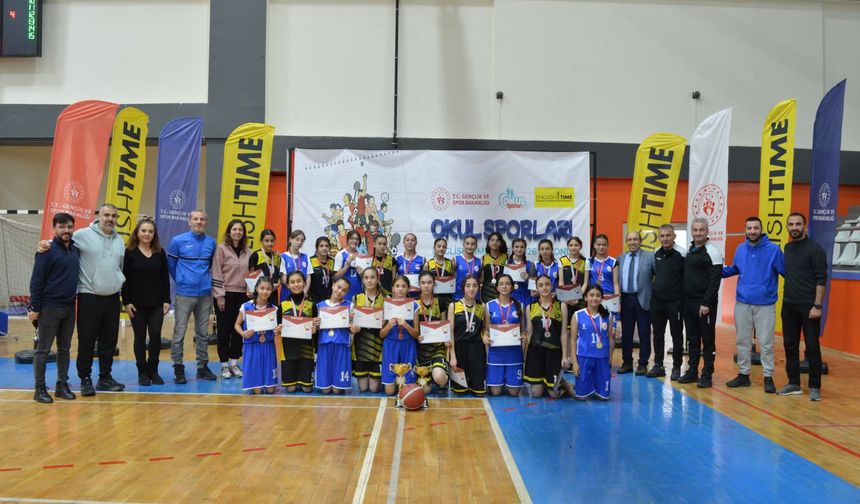 Cacabey Ortaokulu madalyayı kaptı